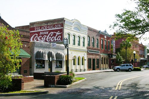 Explore Amelia Island: A picturesque Florida getaway known for its pristine beaches, historic charm, golf courses, and vibrant local culture. Amelia Island-min