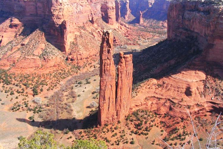 Canyon de Chelly National Monument: Discover breathtaking canyons, rich Navajo history, and ancient cliff dwellings in this Arizona gem. Arizona's best travel destinations Canyon de Chelly National Monument is in north-eastern Arizona