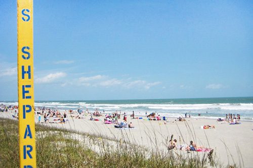 Explore Cocoa Beach, Florida: A surfer's paradise with sandy beaches, the iconic pier, vibrant nightlife, and close proximity to the Kennedy Space Center. Cocoa Beach Florida-min