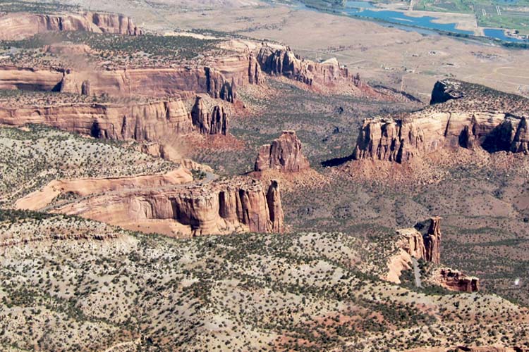 Explore Colorado National Monument, featuring dramatic red rock formations, canyons, and breathtaking views, perfect for hiking and photography enthusiasts. Colorado National Monument-min-min