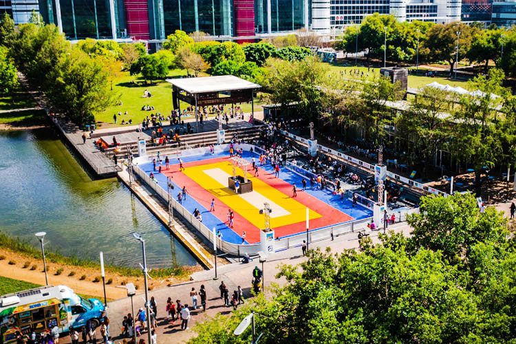 Experience Discovery Green in Houston, Texas, a lively urban park with art, events, and activities that offer fun for everyone in the heart of the city. Texas with Kids: Must-Do Activities Discovery Green-min