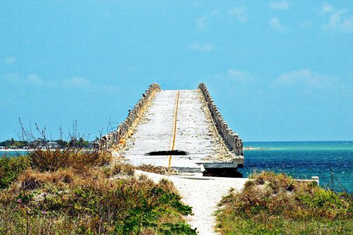 Discover the Florida Keys: A stunning chain of islands known for their crystal-clear waters, vibrant coral reefs, unique wildlife, and laid-back island vibe. Florida Keys-min