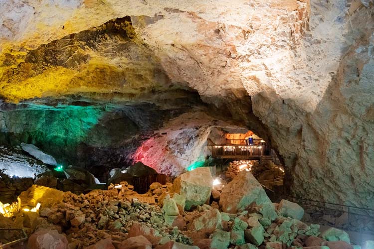 Grand Canyon Caverns and Grotto: Explore stunning underground chambers, unique rock formations, and learn about the area's fascinating geology. Top sites to discover in Arizona Grand Canyon Caverns and Grotto, one of the largest dry caverns in the United States