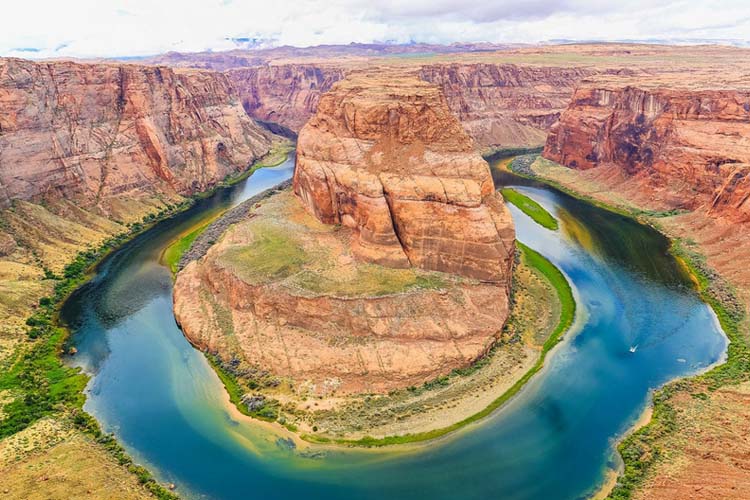 Horseshoe Bend: a breathtaking overlook where the Colorado River curves around red rock cliffs near Page, Arizona. Best places to visit in Arizona awe-inspiring Horseshoe Bend