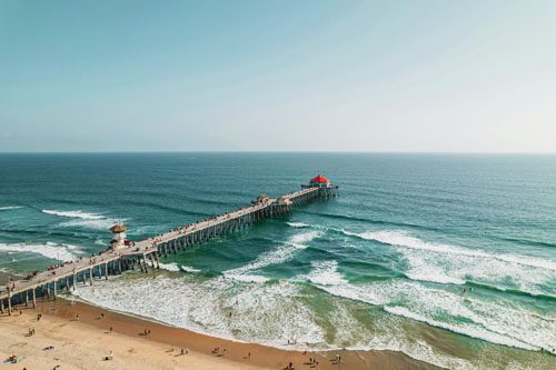 Enjoy Huntington Beach, known as Surf City USA, with its golden sands, vibrant boardwalk, and year-round beach activities for all ages. Known as “Surf City USA,” Huntington Beach offers miles of sandy coastline