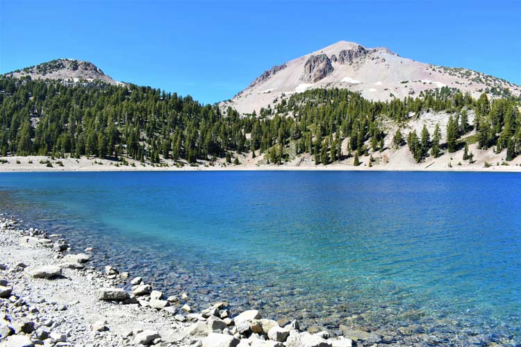 Lassen Volcanic National Park features dramatic volcanic landscapes, steaming fumaroles, and stunning lakes, perfect for hiking and nature exploration. Lassen Volcanic National Park is a geologic wonderland