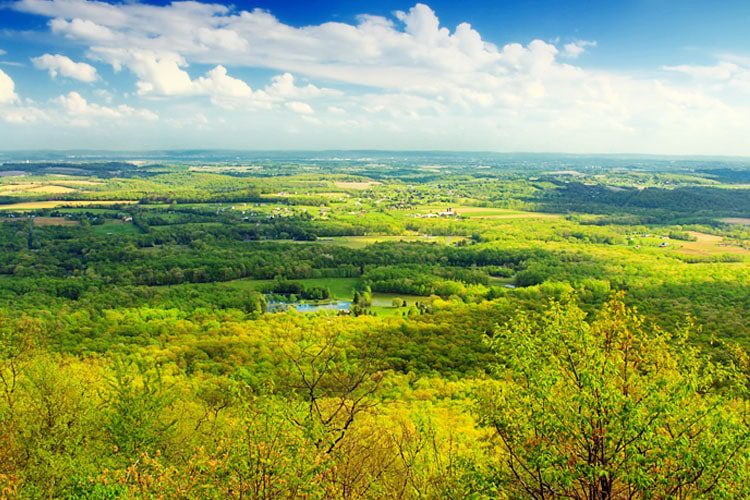 Must-See Places in Pennsylvania A breathtaking view of Lehigh Gorge State Park, featuring dramatic cliffs, a winding river, perfect for outdoor adventures and scenery.