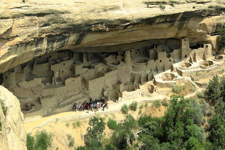 Explore Mesa Verde National Park in Colorado, home to well-preserved Ancestral Puebloan cliff dwellings and breathtaking landscapes. Mesa Verde National Park-min-min