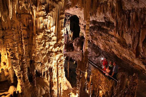 Explore Natural Bridge Caverns, Texas' largest and most spectacular underground caves, featuring stunning formations and guided tours for all ages. Best attractions to visit in Texas Natural Bridge Caverns, Texas’s largest commercial caverns