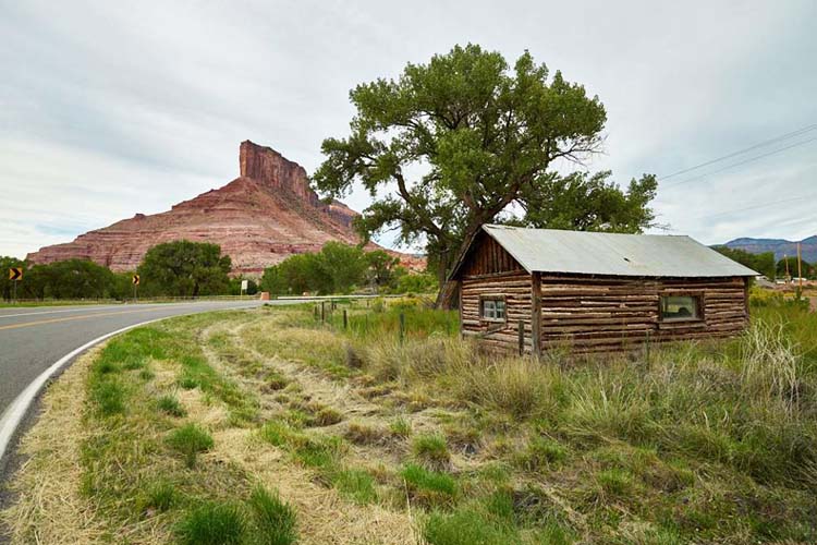 Discover Palisade, Colorado, a charming town renowned for its scenic vineyards, orchards, and outdoor activities against a stunning backdrop. Must-visit spots in Colorado Palisade-min-min