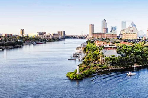 Explore Tampa, Florida: A vibrant city offering beautiful waterfront views, diverse cultural attractions, family-friendly parks, and a lively nightlife. Tampa Florida-min 