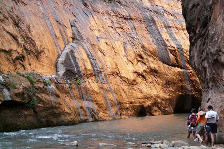 Explore the Black Canyon Water Trail and Emerald Cave in Arizona, featuring breathtaking views, vibrant emerald waters, and unique rock formations. The Black Canyon Water Trail and Emerald Cave offer an unforgettable adventure along the Colorado River