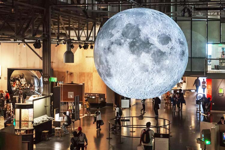 Experience The Exploratorium in San Francisco, an interactive museum that blends science, art, and human perception through hands-on exhibits. science and creativity at The Exploratorium in San Francisco Best Kid-Friendly Attractions in California