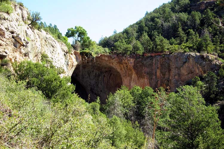 Visit Tonto Natural Bridge, the world's largest natural travertine bridge, offering stunning views and hiking trails in Arizona's lush pine forests. Tonto Natural Bridge is a stunning natural wonder