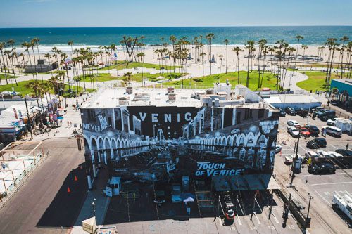 Enjoy the vibrant atmosphere of Venice Beach, where colorful murals, street performers, and beautiful sandy shores create a perfect day by the ocean. Venice Beach is the embodiment of LA’s bohemian spirit