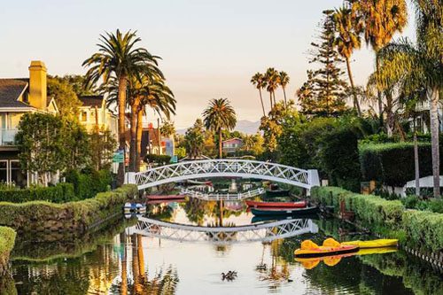 Explore the charming Venice Canals in Los Angeles, featuring picturesque waterways, beautiful homes, and a peaceful atmosphere perfect for strolls. venice canals los angeles-min